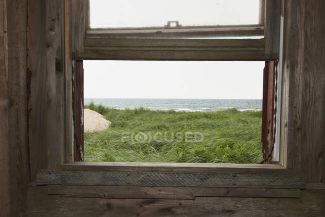 Blick durch hölzernen Fensterrahmen — Stockfoto