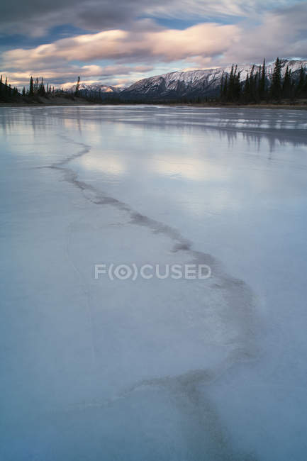 Río Saskatchewan Norte en invierno - foto de stock