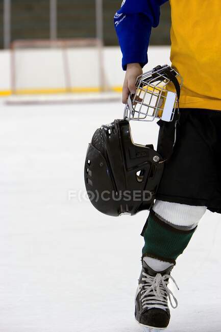 Хокей Гравець тримає шолом, збитий постріл. — стокове фото