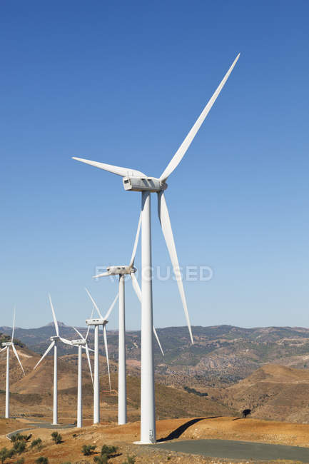 Ветроэлектростанция с ветряными турбинами — стоковое фото