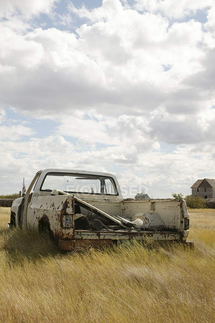 Camión abandonado, Robsart, Saskatchewan - foto de stock
