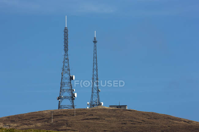 Duas torres de transmissão — Fotografia de Stock