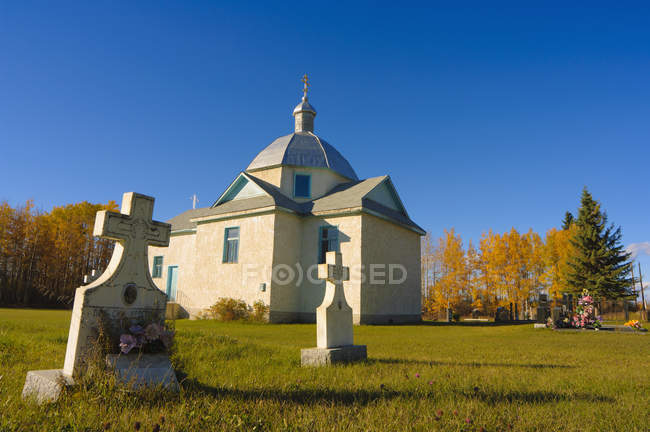 Русская православная церковь и кладбище — стоковое фото