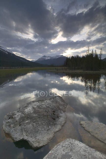 Rampart Ponds And Mount Saskatchewan — Stock Photo