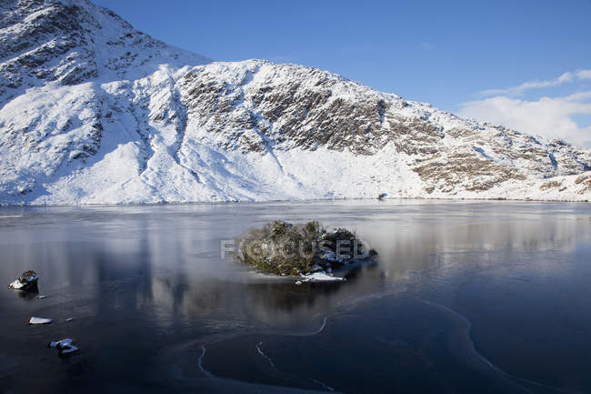 Снігова берега озера Barfinnihy — стокове фото