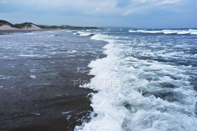 Хвилі врізатися в на березі океану — стокове фото