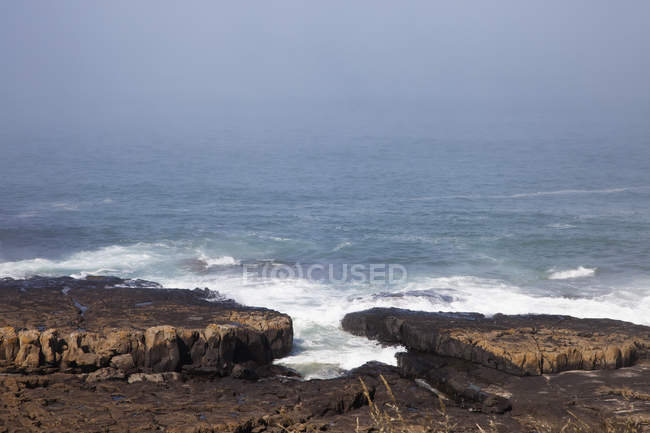 The Ocean Crashing Against The Flat Rock — Stock Photo