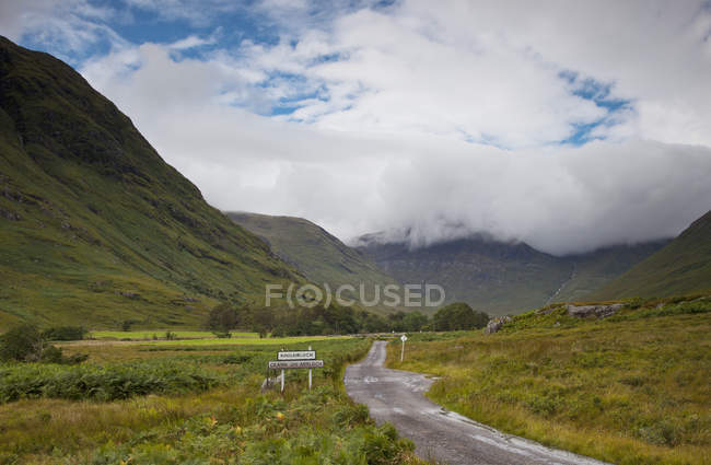 Wet Country Road In A Valley — Stock Photo