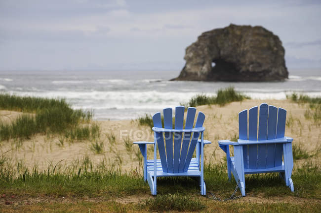 Адирондак стулья на пляже — стоковое фото