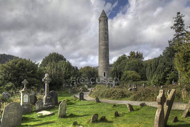 Круглая башня на кладбище — стоковое фото