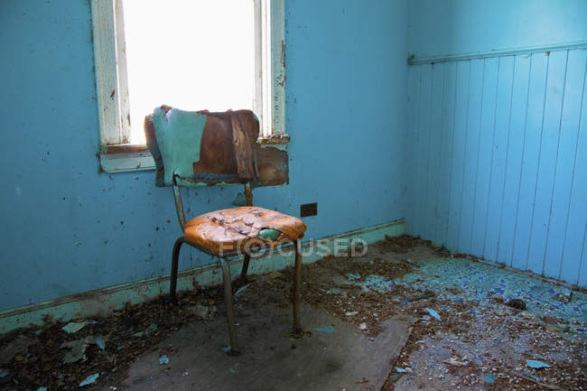 Cadeira velha Senta-se pela janela — Fotografia de Stock