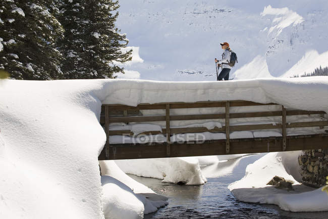 Schneeschuhwandern auf Brücke — Stockfoto