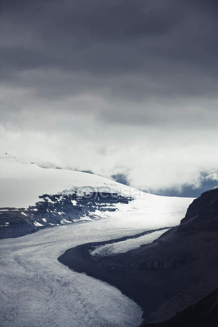 Ледник, текущий между двумя горами — стоковое фото
