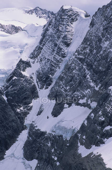 Lago alpino con ghiacciaio — Foto stock