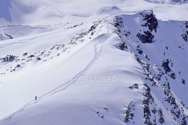 Montanhas rochosas com neve — Fotografia de Stock