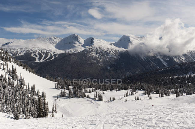 Pistas de esquí en nieve en las montañas de la costa - foto de stock