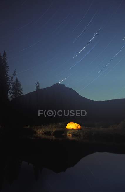 Zelten bei Nacht mit Licht — Stockfoto