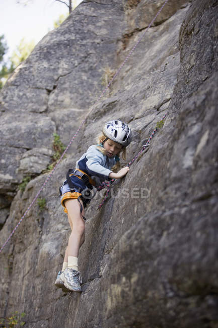 Giovane ragazza arrampicata — Foto stock