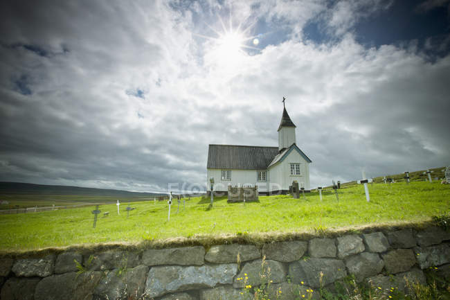 Igreja e cemitério no campo — Fotografia de Stock