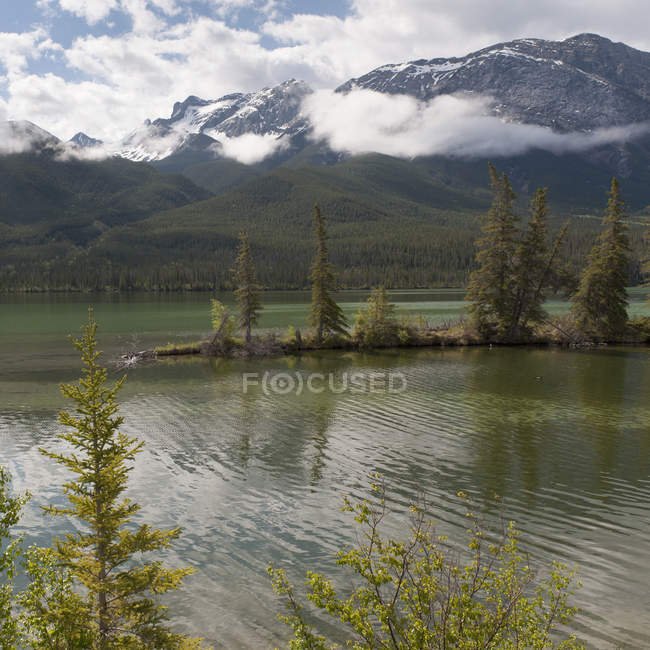 Lago e le montagne rocciose — Foto stock