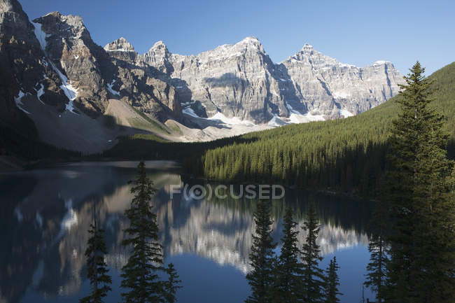 Chaîne de montagnes et lac — Photo de stock