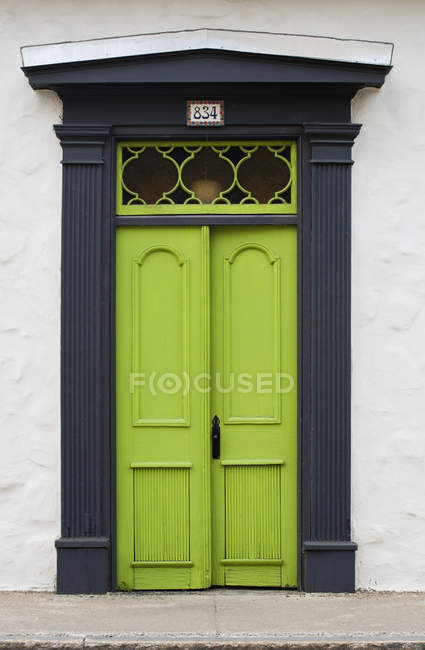 Двостулкові двері зелений — стокове фото