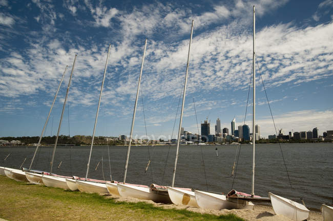 Barche a vela contro City Skyline — Foto stock