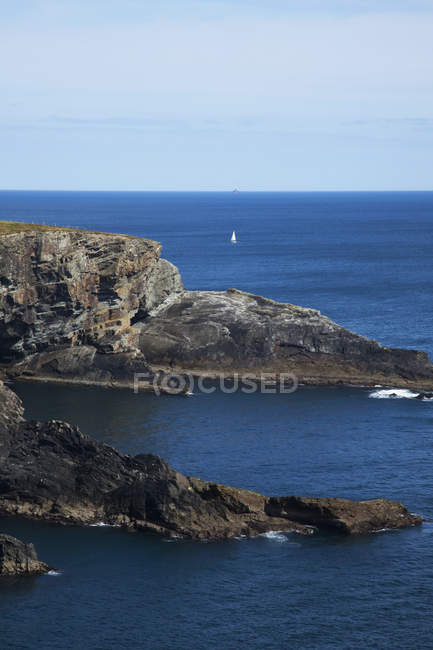 Felsformationen entlang der Küste — Stockfoto