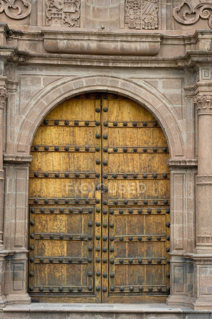 Двери для украшения здания — стоковое фото