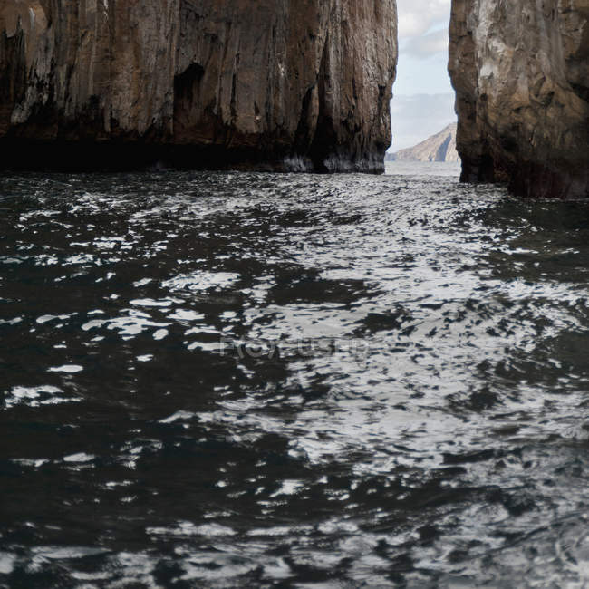 Скалы над морской водой — стоковое фото