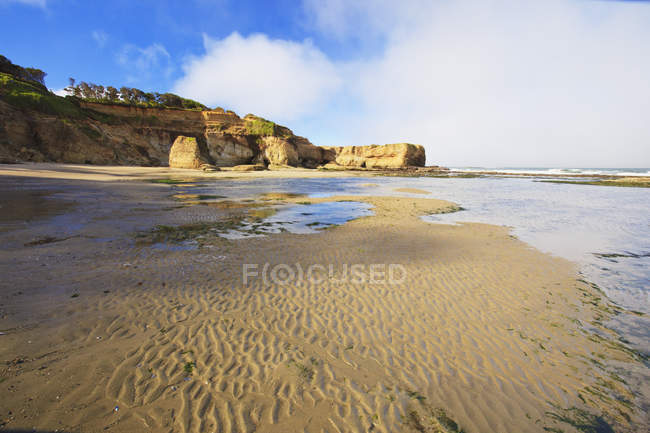 Скельні утворення в Otter гальковий пляж — стокове фото