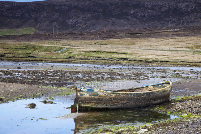 Vieux bateau à rames abandonné — Photo de stock