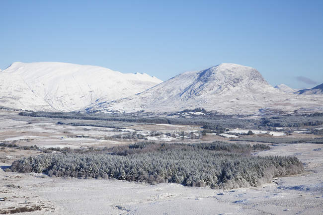 Живописный пейзаж зимы в горах — стоковое фото