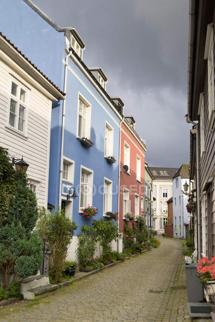 Maisons colorées le long de la rue — Photo de stock