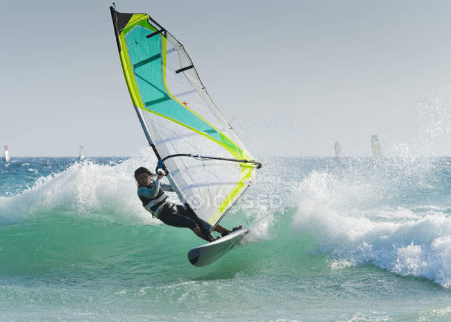 Erwachsene Extremsportlerin auf dem Windsurfbrett. tarifa, cadiz, andalusien, spanien — Stockfoto