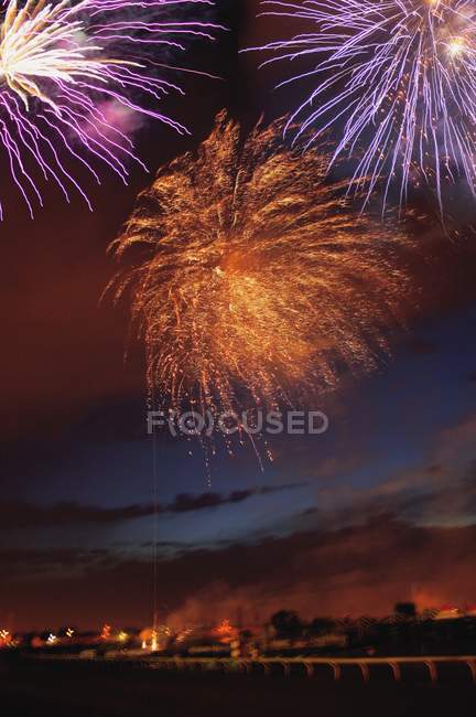 Affichage feux d'artifice dans le ciel nocturne — Photo de stock