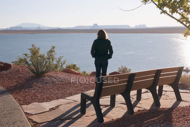 Mulher olhando para fora sobre Lake Powell ; — Fotografia de Stock