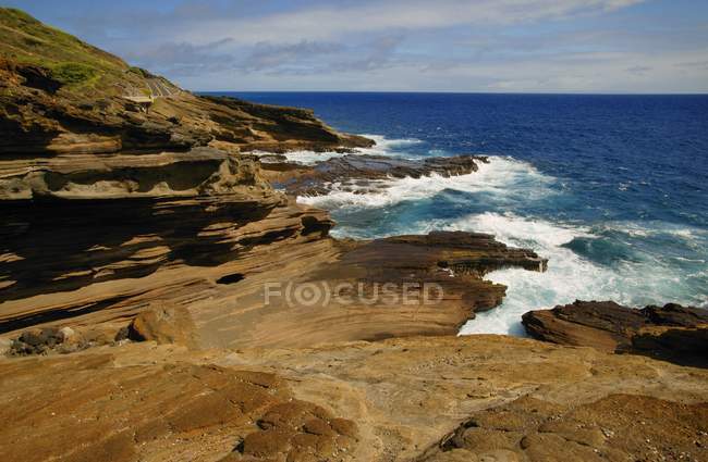 Falésias rochosas e água — Fotografia de Stock