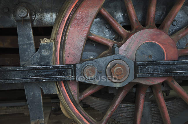 Une vieille roue de train — Photo de stock