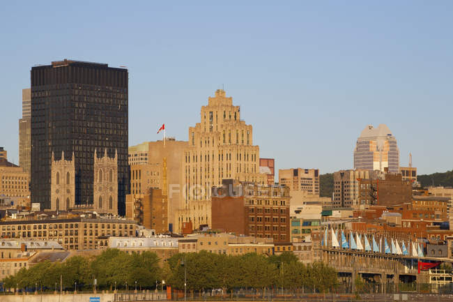 Skyline de Montréal avec de grands bâtiments — Photo de stock