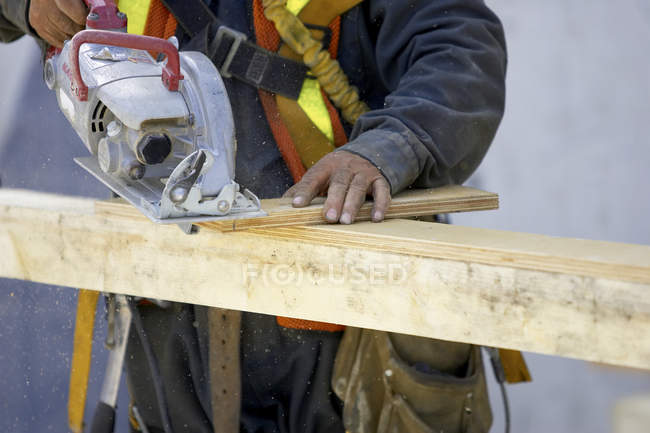 Trabalhador da construção de madeira de corte — Fotografia de Stock