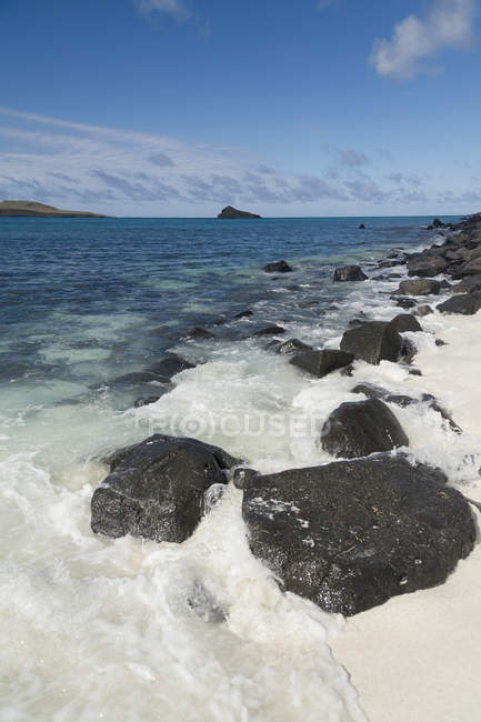 L'acqua scorre verso l'alto sulla sabbia bianca — Foto stock