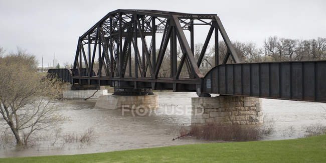 Puente que cruza el río - foto de stock