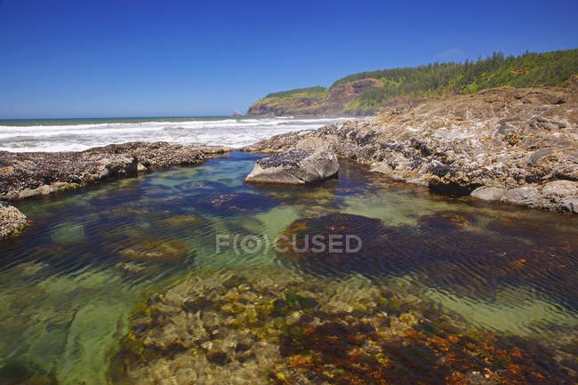 Formations rocheuses sur plage courte — Photo de stock
