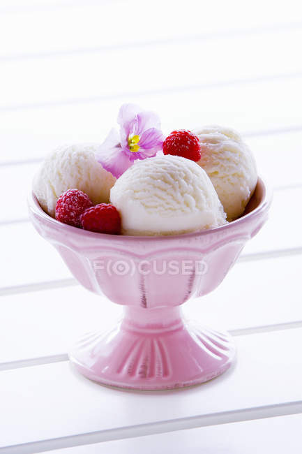 Миска мороженого — стоковое фото