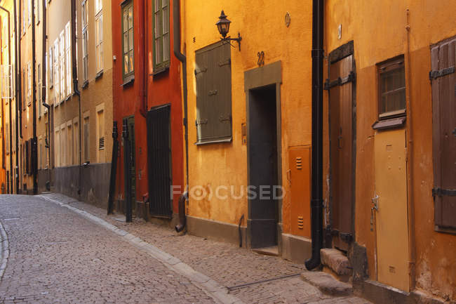 Улица со зданиями в Старом городе — стоковое фото