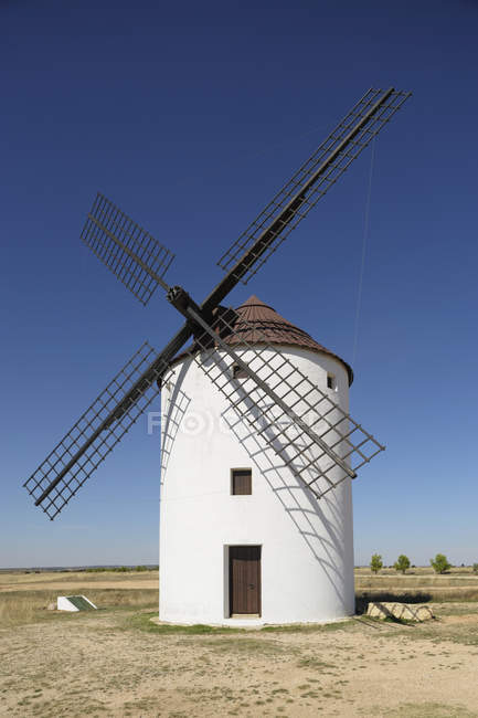 Molino de viento de La Mancha, España - foto de stock