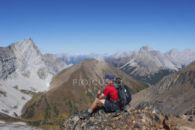 Male Hiker Sitting — Stock Photo
