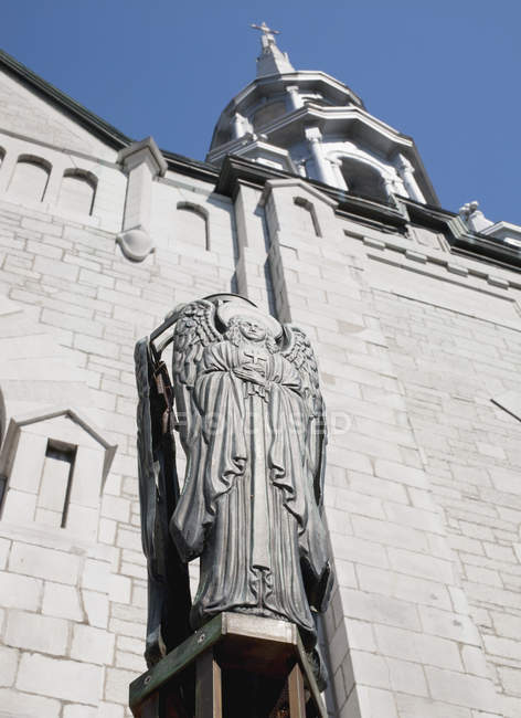 Angel In Front Of Catholic Church — Stock Photo