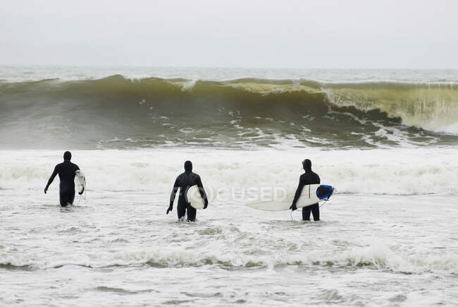 Menschen auf dem Ozean mit Surfbrettern; Tarifa, Cadiz, Andalusien, Spanien — Stockfoto